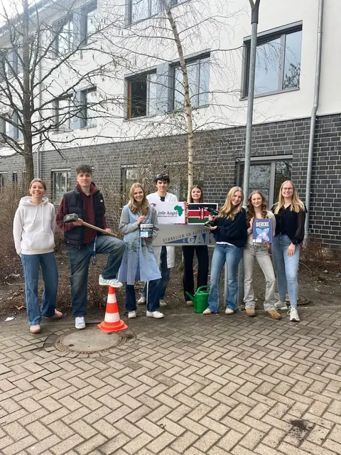 Freuen sich darauf, am „Sozialen Tag“ karitativ tätig zu werden, v.l.: Liam, Malu, Laurent, Emilia, Mia und Ann Sophie aus dem 12. Jahrgang des GAK mit den Lehrerinnen Luisa Lensker (ganz links) und Lisa Barchfeld (ganz rechts).