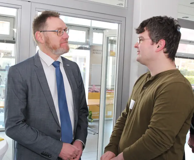 Erster Kreisrat Josef Nießen (li.) und Niklas Luckmann tauschen sich beim Netzwerktreffen Mobilität über den Radverkehr und das Bikesharing aus | Foto: Landkreis Harburg