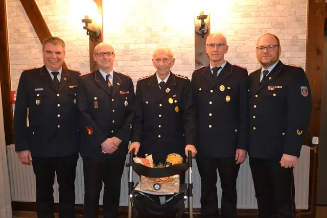 Gemeindebrandmeister Heiko Wachlin, Ortsbrandmeister Wohlerst Andre Tomfohrde, Hauptfeuerwehrmann Hans-Joachim Tomfohrde,  Brandmeister Dietmar Tomfohrde und Kreisbrandmeister Henning Klensang  (v.li.) | Foto: sc