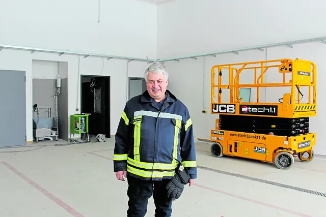 Der Deinster Ortsbrandmeister Rainer Nutbohm in der Fahrzeughalle | Foto: sb
