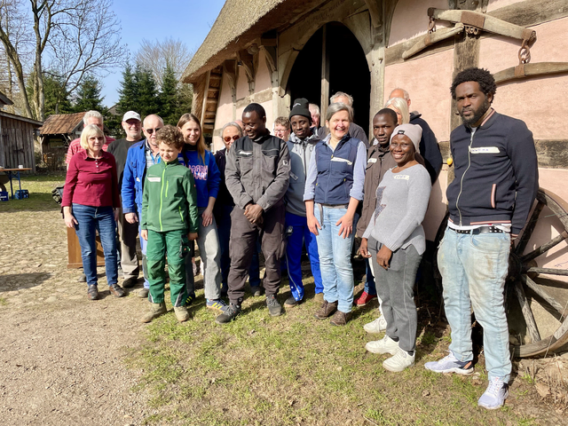Die Teilnehmenden des Aktionstages "Hand in Hand - Ihr Verein wird frühlingsfit" vorm Sniers Hus  | Foto: Silke König 