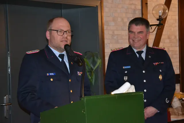Kreisbrandmeister Henning Klensang (li.) und Gemeindebrandmeister Heiko Wachlin ehrten die Feuerwehrkameradinnen und -kameraden  | Foto: sc