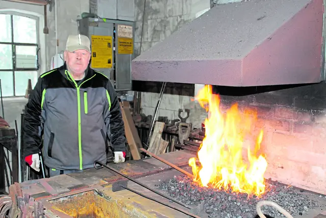 Hermann Borchardt in der historischen Schmiede auf dem Fredenhoff