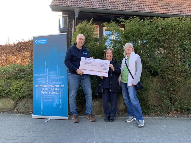 Bei der Spendenübergabe (v. re.): die Landfrauen Jutta Bellahn und Brigitte Peters mit Michael Finnern vom "Weissen Ring" | Foto: Landfrauen Brackel-Hanstedt