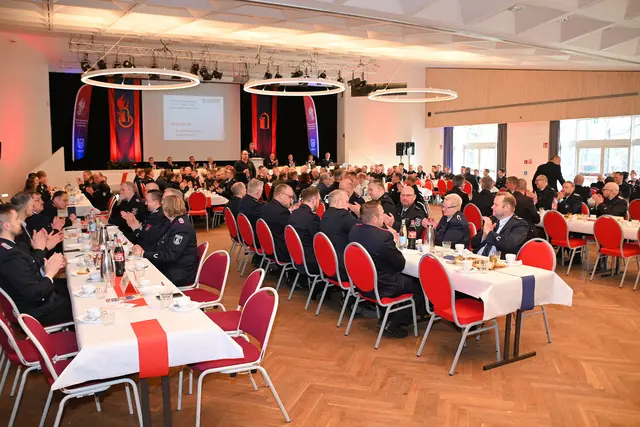 Die Ortsbrandmeister aus dem Landkreis Harburg bei ihrer Dienstversammlung in der Winsener Stadthalle | Foto: Mathias Wille