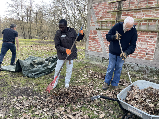 Alseny kann sich vorstellen, in der Umweltgruppe mitzuarbeiten, hier mit Vereinsmitglied Hubert | Foto: Silke König