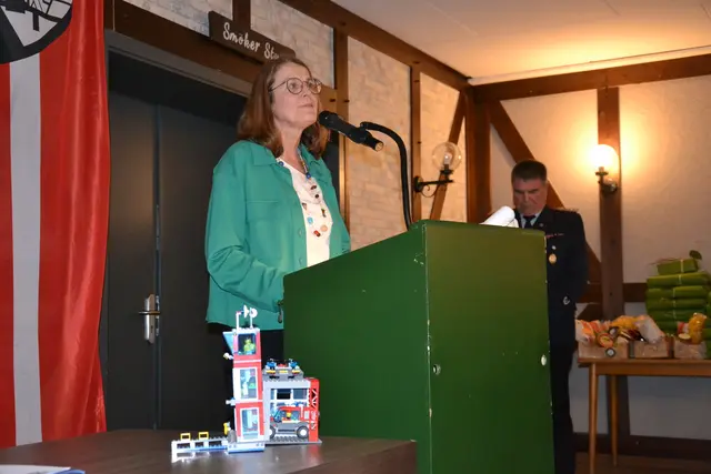 Samtgemeindebürgermeisterin Ute Kück brachte ein Feuerwehrhaus aus Lego mit  | Foto: sc