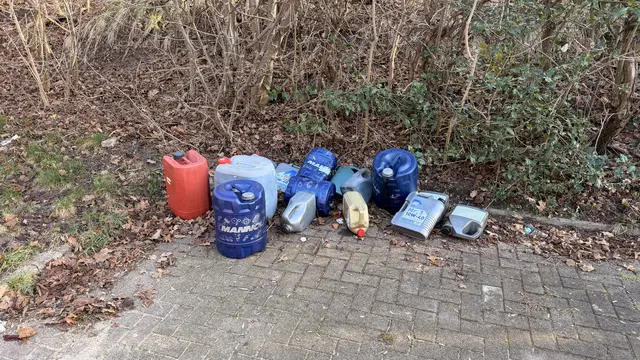 Unbekannte "entsorgen" Altöl auf Horneburger Parkplatz am Freibad  | Foto: Polizeiinspektion Stade