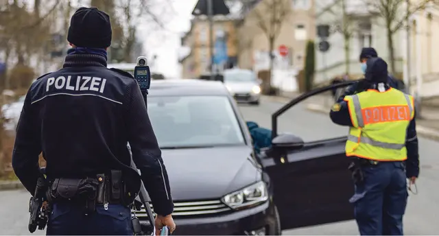 Polizeikontrolle (Symboldbild) | Foto: AdobeStock_Ronny