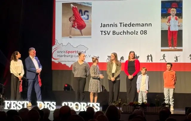 Bei dieser Ehrung war der 8-jährige Nachwuchsturner Jannis Tiedemann vom TSV Buchholz 08 der mit Abstand „Kleinste“, der beim Fest des Sports auf der Bühne stand | Foto: Tiedemann