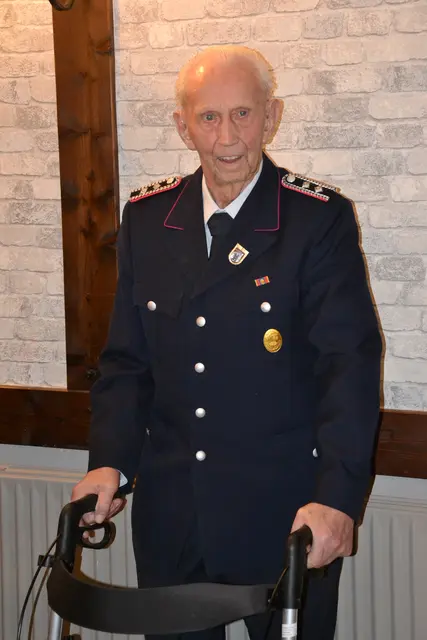 Ehrung für 75-jährige Mitgliedschaft: Hauptfeuerwehrmann Hans-Joachim Tomfohrde von der Ortsfeuerwehr Wohlerst  | Foto: sc