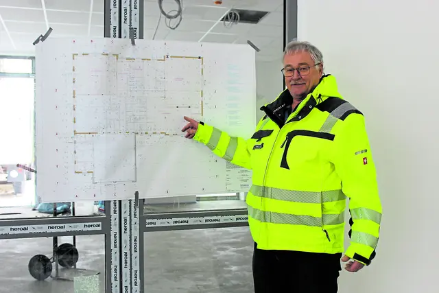 Ortsbürgermeister Jörg Müller zeigt die Baupläne des Dorfgemeinschaftshauses | Foto: sb