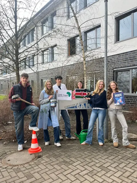 Freuen sich darauf, am „Sozialen Tag“ karitativ tätig zu werden, v.l.: Liam, Malu, Laurent, Emilia, Mia und Ann Sophie aus dem 12. Jahrgang des GAK.