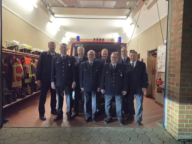 Die Geehrten der Feuerwehr Helmstorf mit Ortsbrandmeister Florian Butzloff (2. v. li.), Gemeindebrandmeister Andreas Brauel (li.) und seinem Stellvertreter Simon Steffen (re.) | Foto: Fynn Rosenberg, Pressesprecher der FF Helmstorf