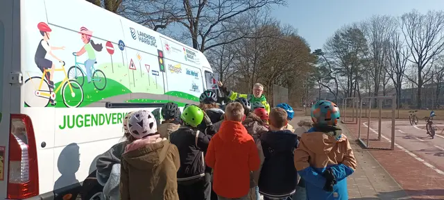 Verkehrserziehung mit der "Mobilen Jugendverkehrsschule"  | Foto: Siegbert Smemann