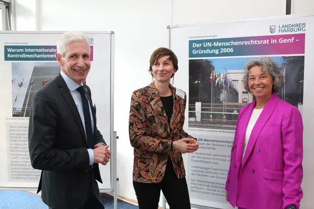 Am Rande des Vortrags im Gespräch: Menschenrechtsexpertin Dr. Michaela Lissowsky (Mitte), Gleichstellungsbeauftragte Andrea Schrag und Landrat Rainer Rempe | Foto: Landkreis Harburg