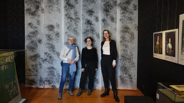 Gabriele Baier-Kühn (v.li.), Künstlerin Marthe Lallemand und Kuratorin Claudia Rastzar vor dem Kunstwerk AUS DER SPUR (ALTAR) | Foto: Ann-Sophie Beers