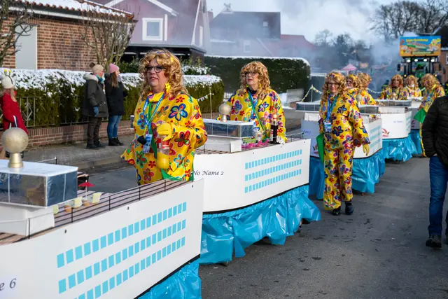Mit dem "Schlagerliner durch Toppenstedt" war die Gruppe "No Name" ein echter Hingucker | Foto: Antje Lohse