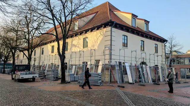 Die Fassade des Zeughauses in Stade wird saniert | Foto: jd