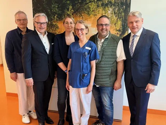 v.li.: Dr. Werner Raut, Chefarzt Medizinische Klinik, Lars Hagemeier (Lions Club Buchholz-Nordheide), Katharina Koch, Geschäftsführerin der Hospiz Nordheide gGmbH, Dr. Karen Hamel, Leitende Ärztin für Palliativmedizin im Krankenhaus Buchholz, Jan Bauer (MdL). der am Ball eine gesonderte Versteigerung durchführte, und Krankenhaus-Geschäftsführer Cord Meier bei der Übergabe im Krankenhaus Buchholz

 | Foto: SSC