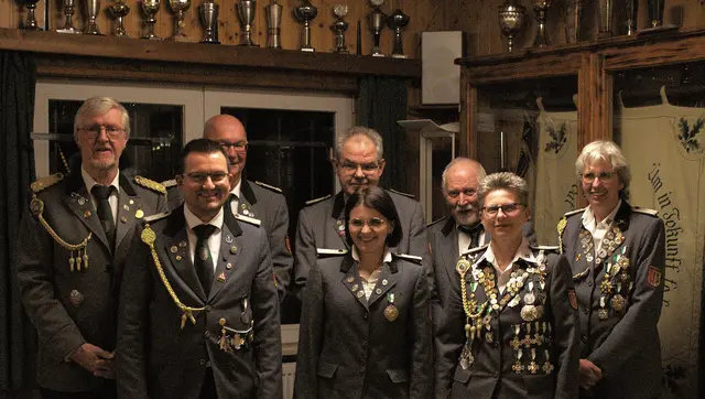 Die (wieder-)gewählten Vorstandsmitglieder des Schützenvereins (v. li.): Georg Mickel-Garbers, Florian Scharpff, Jens Weirauch, Wolfgang Neder, Celina Stark, Günter Schwarz, Sonja Putensen und Anke Schwarz | Foto: Schützenkameradschaft Marxen