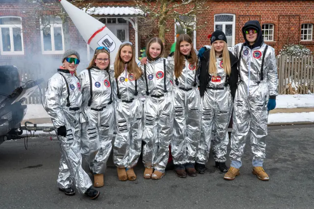 Das Kinderteam "Glitzersternchen" begeisterte im Astronauten-Outfit | Foto: Antje Lohse