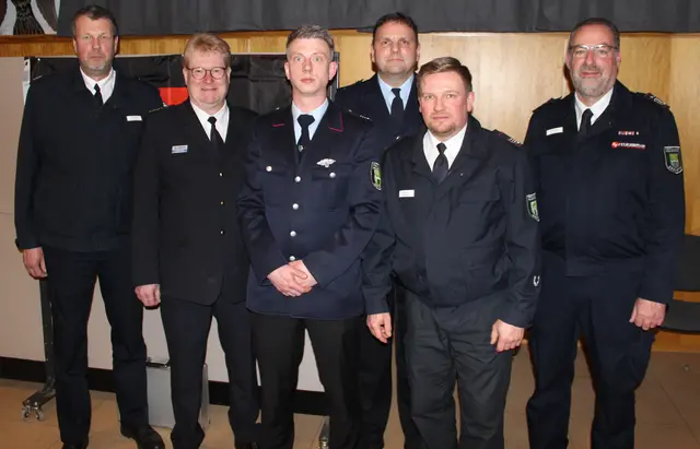 Stellvertretender Gemeindebrandmeister Andras Brauel (v. li.), Kreisbrandmeister Jörn Petersen, neuer stellvertretender Ortsbrandmeister Moor Tim Heitkamp, Ortsbrandmeister Moor Martin Jürgs, stellvertretender Gemeindebrandmeister Simon Steffen, Gemeindebrandmeister Rainer Wendt | Foto: Feuerwehr Moor