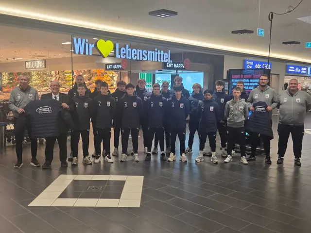 Die U15 des JFV D/A &amp; Stade freut sich über neue Winterjacken – gesponsert von Meyers Frischecenter. Die Mannschaft bedankt sich für die Unterstützung des Jugendfußballs in der Region. | Foto: Meyers Frischecenter