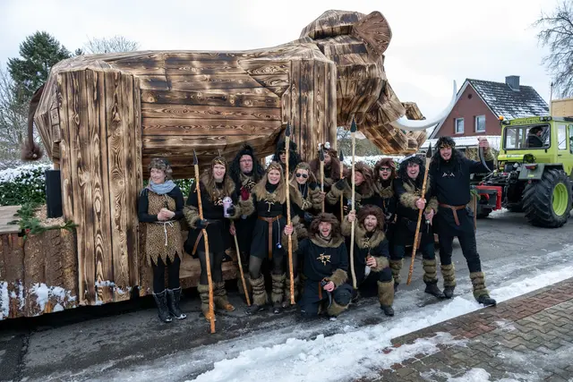 Die Gruppe "Phillip Palmer" gewann bei den Wagengruppen mit ihrem Motiv "Helmut das Mammut" | Foto: Antje Lohse