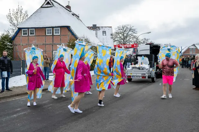 Die Formation "Restefix" trat als "Toppenstedter Warmduscher" auf | Foto: Antje Lohse