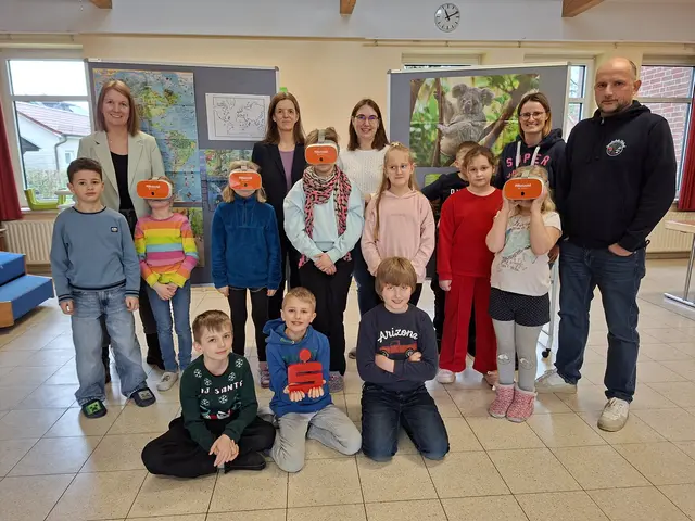 Die Schüler der dritten Klasse präsentieren stolz die neuen VR-Brillen. Mit dabei (hi. von li.): Melanie Turkaly (Sparkasse Harburg-Buxtehude), Mareile Kleemann (Landkreis Harburg), Stella Herrnsdorf (Schulverein Elstorf e.V.) sowie Daniela Oppermann und Dennis Winter (Grundschule Elstorf) | Foto: Sparkasse