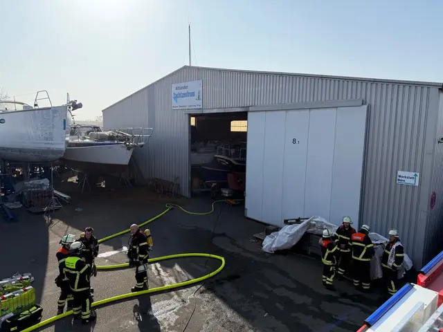 Als die ersten Einsatzkräfte an der Bootshalle eintrafen, hatten die Mitarbeiter der Yachtservice-Firma bereits die Flammen mit einem Pulverlöscher erstickt. | Foto: Feuerwehr