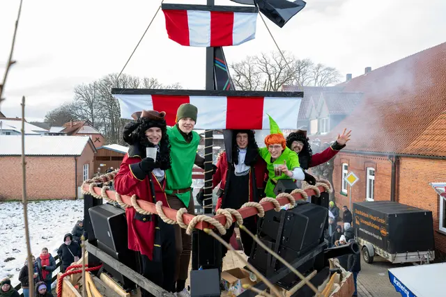 Die "Koekkoek Joonges" holten "Peter Pan" auf spektakuläre Weise zum Faslamsumzug | Foto: Antje Lohse
