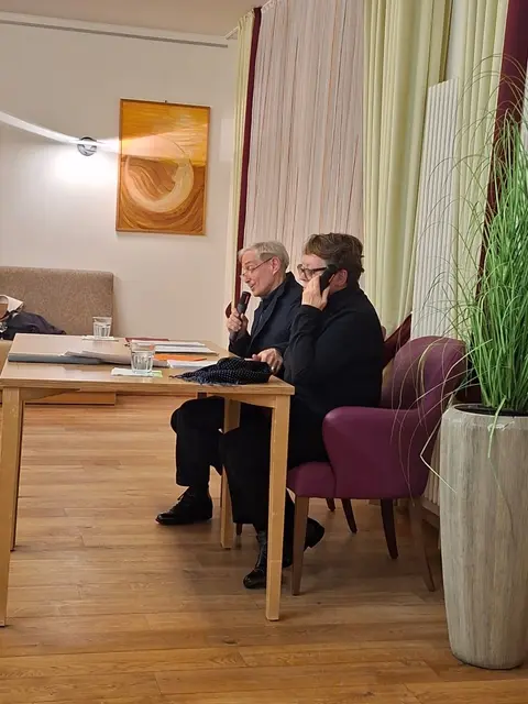 Ulrike Hofmann-Paul und Basil Dorn brachten die authentischen Dialoge zwischen dem Arzt Alois Alzheimer und seiner ersten Patientin auf die Bühne | Foto: KATHARINENHOF Seniorenwohn- und Pflegeanlage Betriebs-GmbH