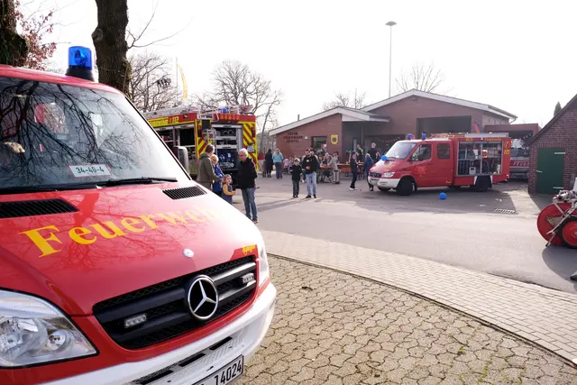 Buntes Treiben am Tag der offenen Tür vorm Feuerwehrgerätehaus Gräpel | Foto: Rolf Hillyer-Funke/Feuerwehren SG Oldendorf-Himmelpforten