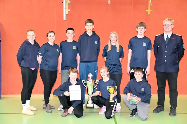 Die Siegergruppe aus Garlstorf mit Gemeindejugendwart Tim Lilie und Ortsjugendwartin Annalena Wille (2. v. li.) | Foto: Mathias Wille