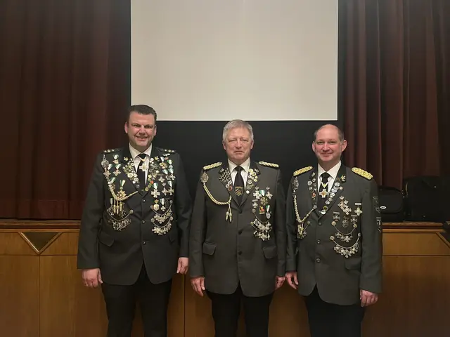 Der neue Vereinspräsident Jörg Fischer (v. re.), sein Vorgänger und Ehrenpräsident Thomas Meyer sowie der neue Vizepräsident Nils Hülsen | Foto: Schützenverein