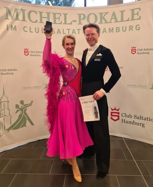 Torsten und Inga Andresen von der Tanzsportabteilung des TSV Stelle freuen sich über den Gewinn des Michel Pokals beim Turnier des Club Saltatio Hamburg | Foto: Meissen