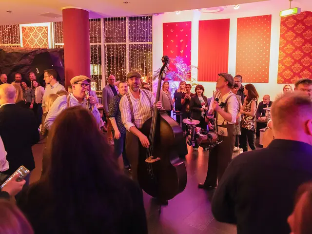 Die Marching-Band „The Speedos“ spielte  auch im Foyer der Empore Buchholz | Foto: Gilbert Studios
