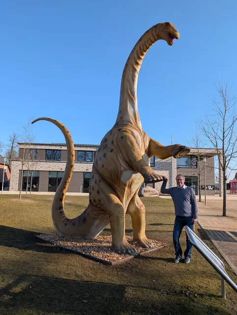 Apatosaurus „Lisa“ steht jetzt vor dem Rathaus in Rosengarten Buergermeister Dirk Seidler freut sich über den neuen Gast auf dem Rathausplatz  | Foto: Wildpark Schwarze Berge