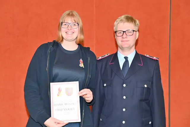 Gemeindejugendwart Tim Lilie zeichnete Leonie Meincke für deren Engagement aus | Foto: Mathias Wille