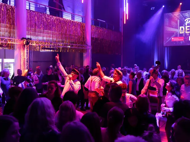 Die Marching-Band „The Speedos“ auf der Tanzfläche in der Empore Buchholz | Foto: Gilbert Studios