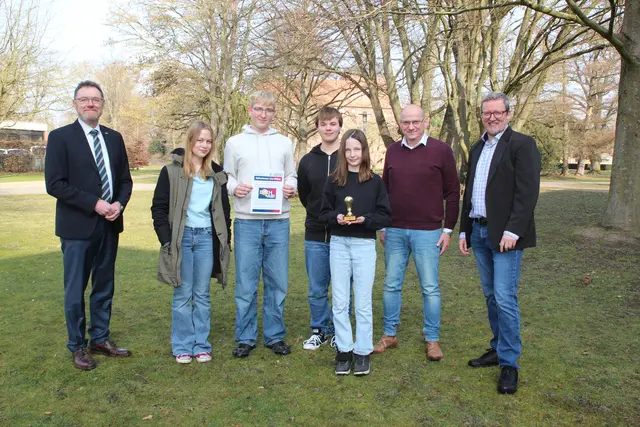 Bei der Siegerehrung: Vertreter der Johann-Peter�-Eckermann-Realschule mit Schulleiter Andreas Neises (2. v. re.), Erstem Kreisrat Josef Nießen (li.) und Energiemanagementberater Christian Ters (re.) | Foto: Landkreis Harburg