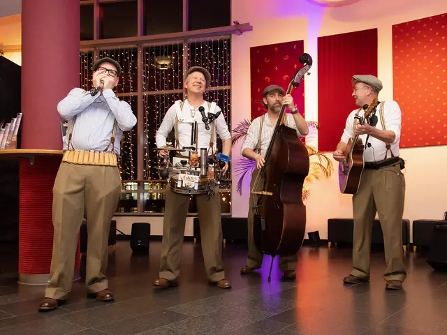 Die Marching-Band „The Speedos“ spielte  auch im Foyer der Empore Buchholz | Foto: Gilbert Studios