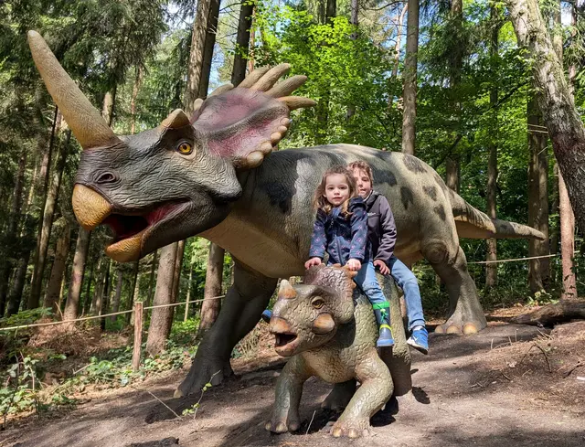 Besonders die Kleinsten freuen sich riesig über die Urzeit Bewohner und Fotopoints im Wildpark Schwarze Berge | Foto: Wildpark  Schwarze Berge