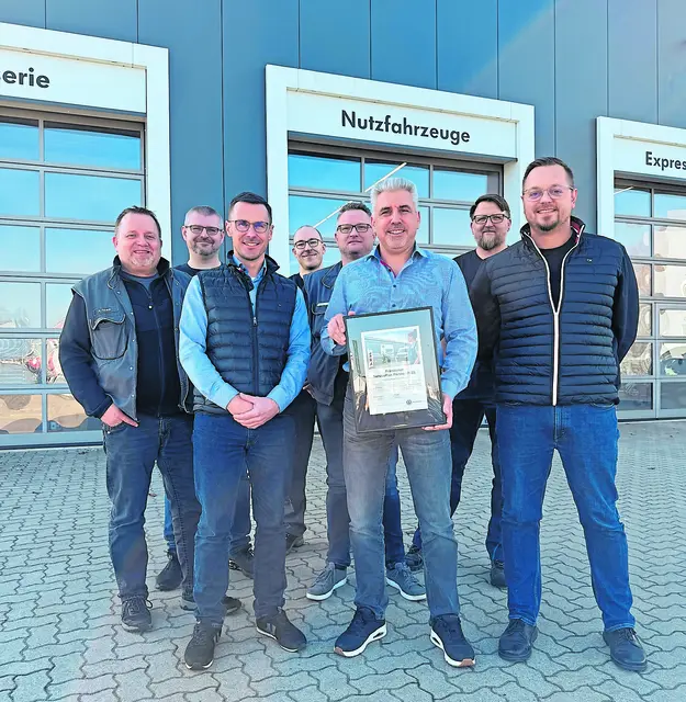 Das Team vom Autohaus Meyer freute sich über die besondere Auszeichnung | Foto: Autohaus meyer