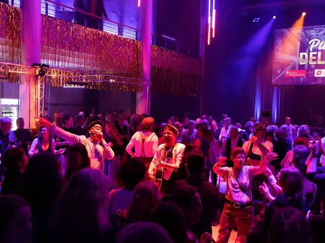 Die Marching-Band „The Speedos“ auf der Tanzfläche in der Empore Buchholz | Foto: Gilbert Studios