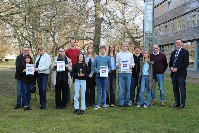 Schüler und Lehrer der bestplatzierten Siegerschulen mit Erstem Kreisrat Josef Nießen (re.) und Christian Ters von der Stabsstelle Klimaschutz (li.) | Foto: Landkreis Harburg