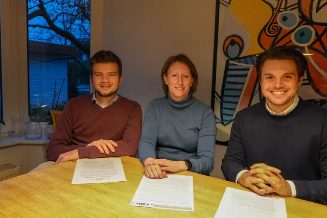 Jonas Becker (v. li.), Sophie Arps und Max Müller präsentieren die "Vision 2035" der CDU Buchholz | Foto: CDU Buchholz