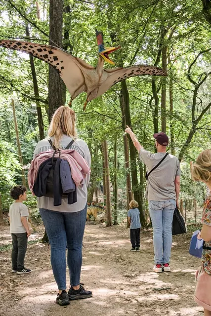 Es gibt viele Details zu entdecken in der aufwendig angelegten Dinowelt im Wildpark Schwarze Berge | Foto: Wildpark Schwarze Berge